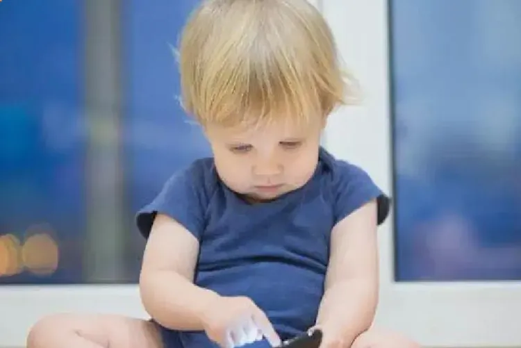 الإفراط في النظر لشاشة الهاتف المحمول يؤثر على مهارات التعلم لدى الأطفال (دراسة)