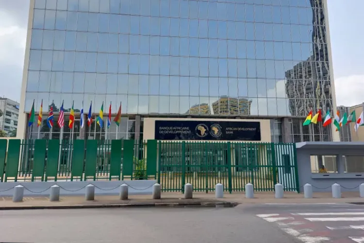 المغرب والبنك الإفريقي للتنمية يوقعان على ثلاث اتفاقيات تمويل