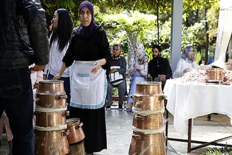 الحدائق العجيبة ببوقنادل : تلاميذ يستكشفون فن تقطير النباتات العطرية