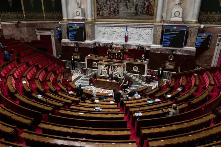 الجمعية الوطنية الفرنسية تبحث عن أغلبيتها