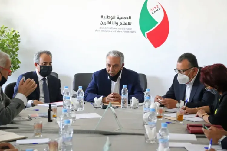الجمعية الوطنية للإعلام والناشرين تستنكر إرغام الوفد الإعلامي المغربي على مغادرة الأراضي الجزائرية