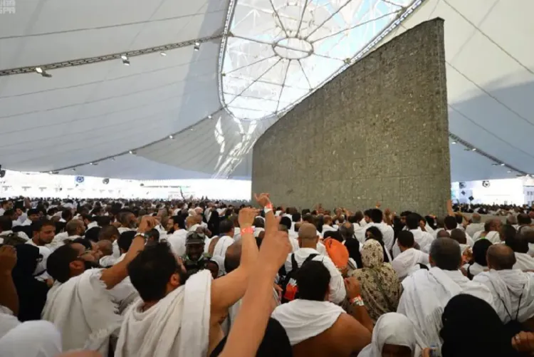 الحجاج يبدأون رمي "جمرة العقبة" الكبرى في مشعر منى