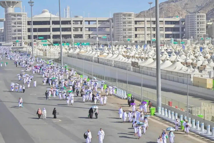 الحجاج يتوافدون إلى مشعر منى لقضاء يوم التروية أول محطات مناسك الحج