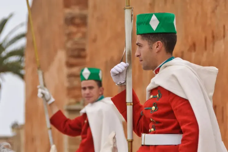 الحرس الملكي يوزع وجبات الإفطار يوميا لفائدة الأشخاص المعوزين بعدة مدن مغربية