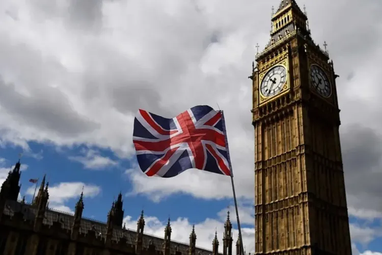 الحكومة البريطانية تتراجع عن جميع إجراءاتها لخفض الضرائب المعتمدة في تمويل الديون