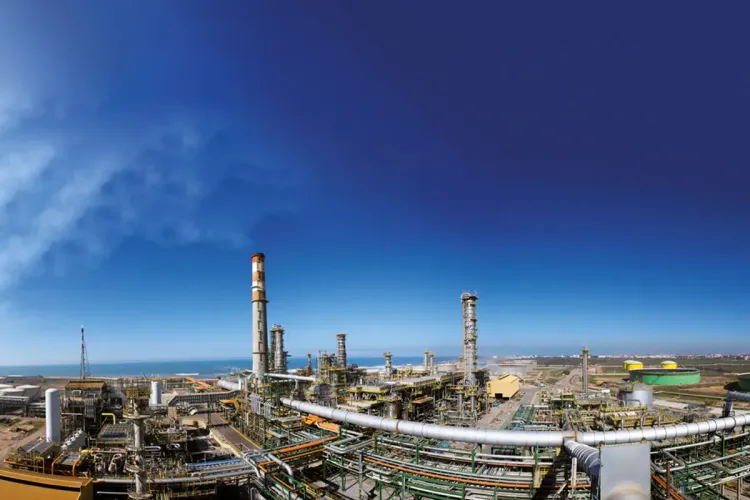 بايتاس: الحكومة تؤيد إعادة تشغيل شركة سامير