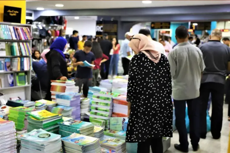 الدخول المدرسي.. عودة التلاميذ إلى المدارس تعيد الزخم للمكتبات