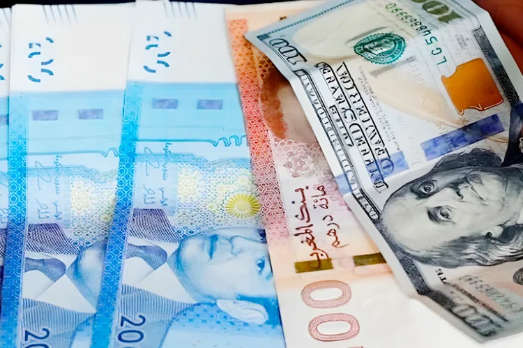 الدولار/الدرهم.. تراجع بـ 0,33 في المائة ما بين 15 و19 دجنبر (مركز أبحاث)