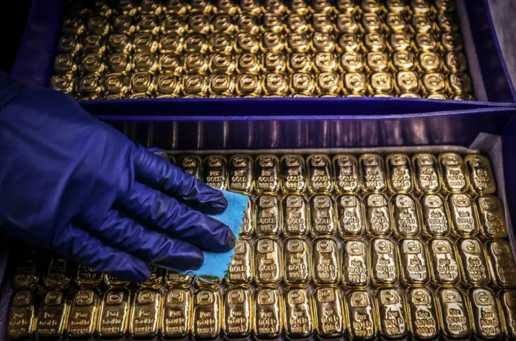 تراجع أسعار الذهب مع صعود الدولار في ظل ترقب مؤشرات من البنك المركزي الأمريكي