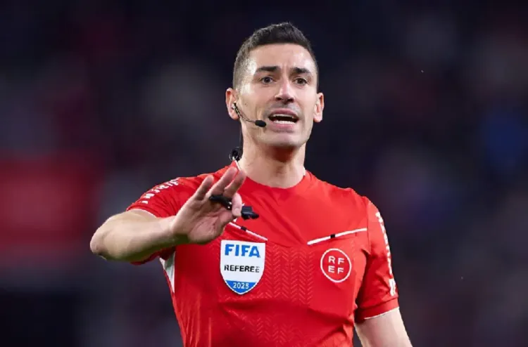 الدوري المصري لكرة القدم.. طاقم تحكيم إسباني لمباراة القمة بين الأهلي والزمالك