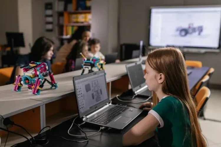 اليونسكو تصدر الإرشادات العالمية الأولى من نوعها حول الذكاء الاصطناعي في التعليم والبحث