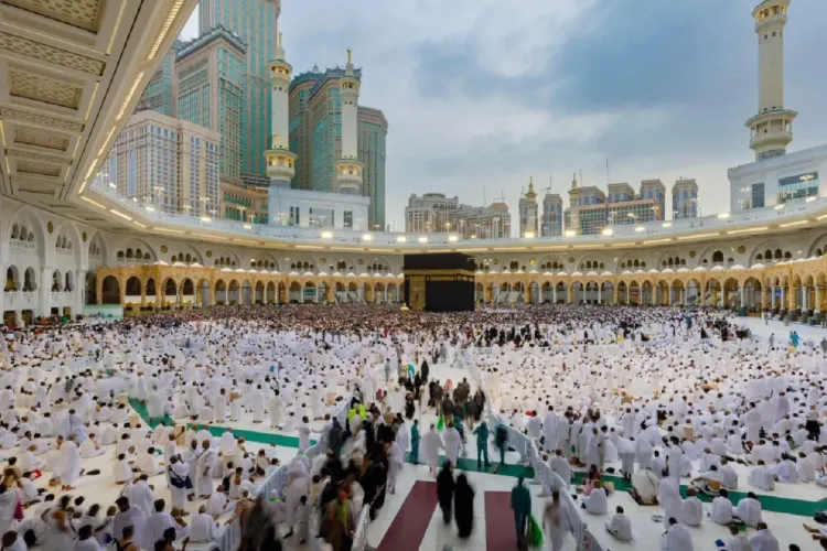 مناسك العمرة .. السعودية توقف التعاقد مع 1800 وكالة سفر خارجية لقصور مستوى الأداء