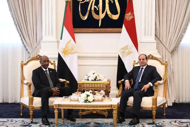 السيسي يتباحث مع البرهان جهود تسوية الأزمة السودانية