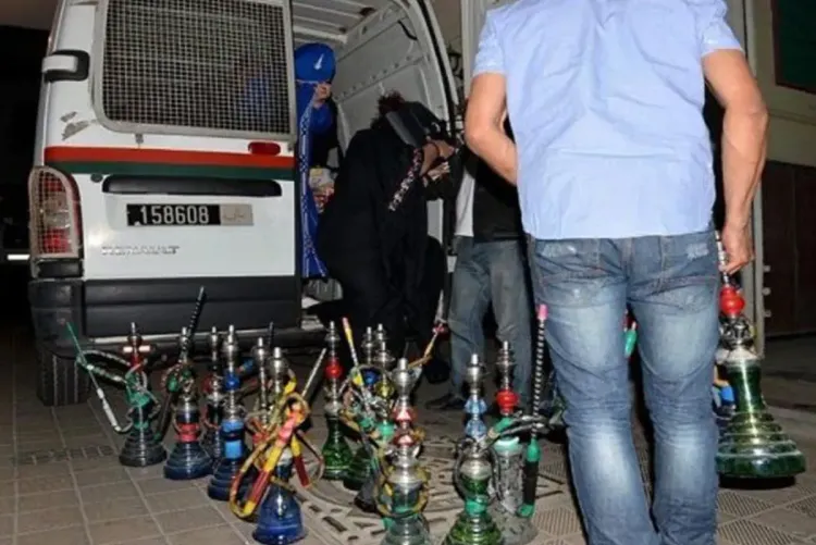 فتح بحث قضائي في حق مالك مقهى يشتبه تورطه في تقديم الشيشة بدون ترخيص