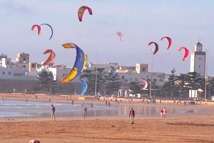 مدينة الصويرة : فاعلون جمعويون يتعبؤون لتنظيف شاطئ المدينة