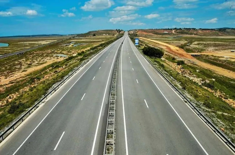 تثبيت جسر الراجلين عند النقطة الكيلومترية "PK1" للطريق السيار الدار البيضاء-برشيد ليلة الأربعاء-الخميس (الطرق السيارة بالمغرب)