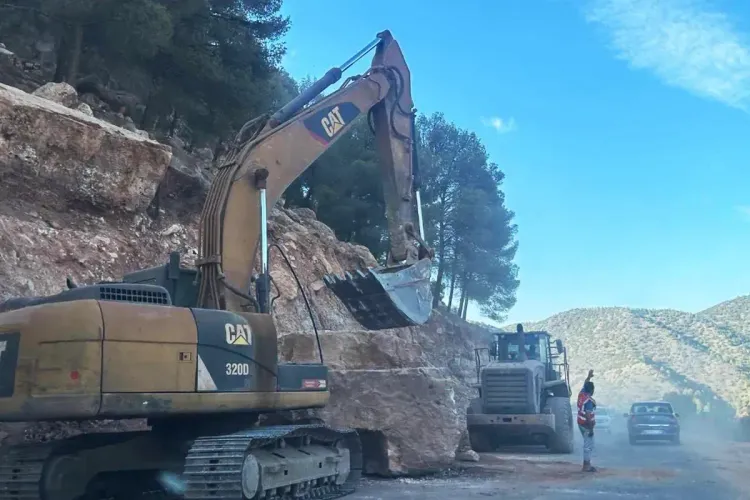 الطريق الوطنية رقم 7 بين تحناوت وتارودانت مقطوعة في وجه العربات الثقيلة والشاحنات عند النقطة الكيلومترية رقم 284