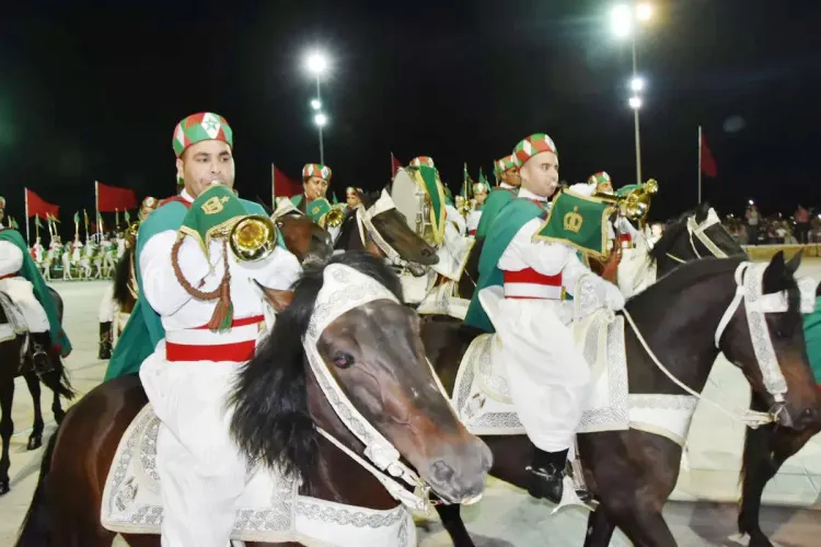 الطواف بالمشاعل للحرس الملكي، تقليد أصيل يشد الأنظار في احتفالات عيد العرش المجيد بمدينة المضيق