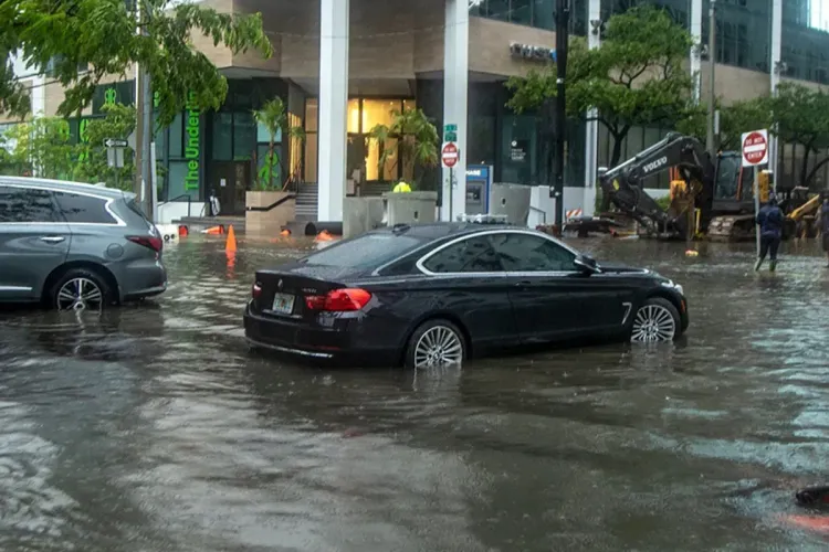 المكسيك : عاصفة كارل الاستوائية تودي بحياة شخصين