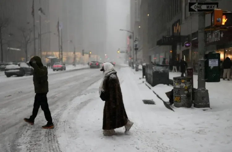العاصفة الشتوية في الولايات المتحدة.. انقطاع التيار الكهربائي عن 700 ألف منزل وإلغاء آلاف الرحلات الجوية