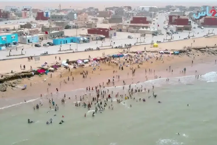 العيون.. شاطئ فم الواد، وجهة سياحية تستهوي المصطافين