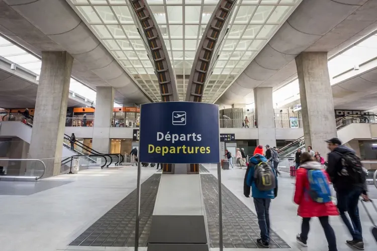 فرنسا: إلغاء ربع الرحلات الجوية للإثنين المقبل في عدد من المطارات
