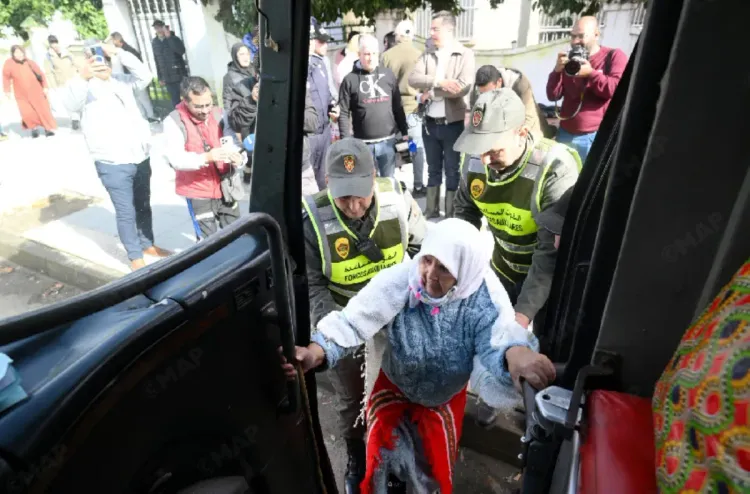 القصر الكبير .. تواصل عملية إجلاء المواطنين إلى المناطق الآمنة