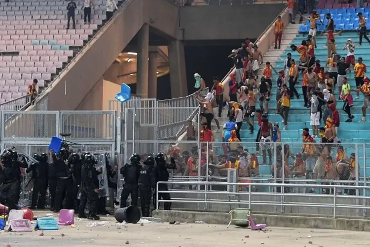 الكاف يعلق على أحداث الشغب في مبارتي ربع نهائي أبطال افريقيا بالبيضاء ورادس