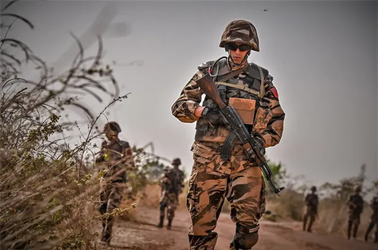 برازيليا: توقيع مذكرة تفاهم بين الكلية الملكية للدراسات العسكرية العليا ومدرسة الدفاع البرازيلية