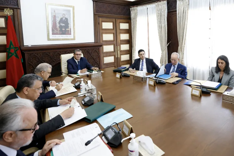 الحكومة تصادق على مشروع مرسوم التعيين في المناصب العليا بإدارات الجهات والأجور والتعويضات المرتبطة بها