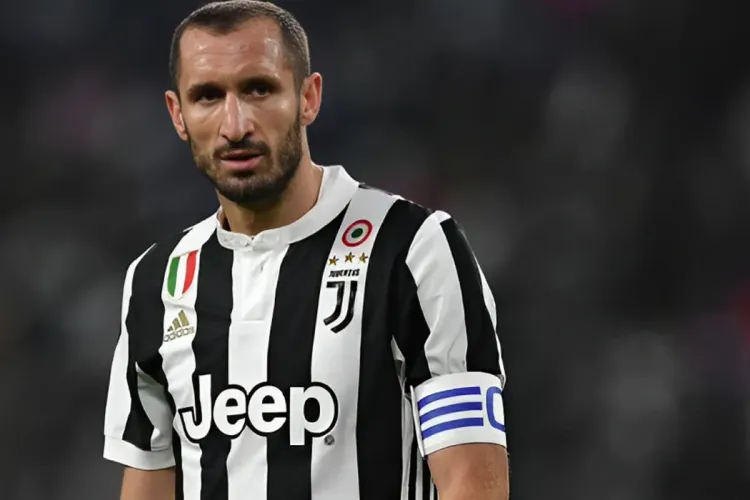 المدافع الإيطالي كييليني يعلن اعتزاله كرة القدم