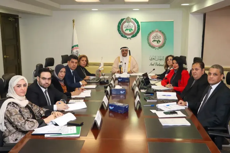 المرصد العربي لحقوق الإنسان يدعو لسن تشريعات و قوانين عمالية توافق معايير العمل الدولية