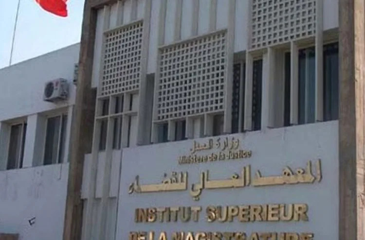 المعهد العالي للقضاء والمدرسة الوطنية العليا للإدارة يعززان تعاونهما في مجال التكوين وتبادل الخبرات