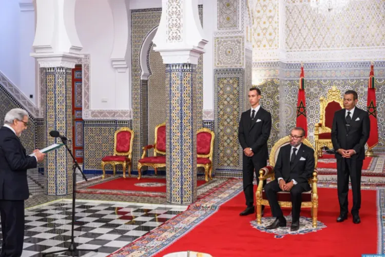 جلالة الملك يستقبل والي بنك المغرب