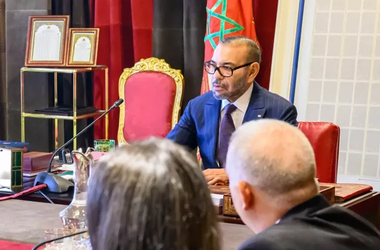 جلالة الملك يهنئ أعضاء المنتخب الوطني لكرة القدم داخل القاعة للسیدات بمناسبة فوزه بكأس إفریقیا للأمم 2025