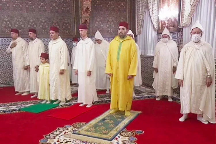 صاحب الجلالة الملك محمد السادس ينحر الأضحية بعد صلاة عيد الأضحى