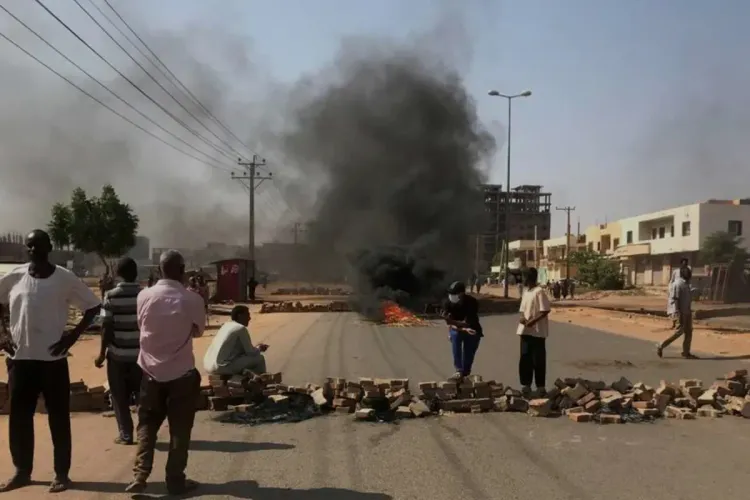 الوضع في السودان: فوضى عارمة في البلاد واستمرار احتجاز عمر البشير في مستشفى عسكري
