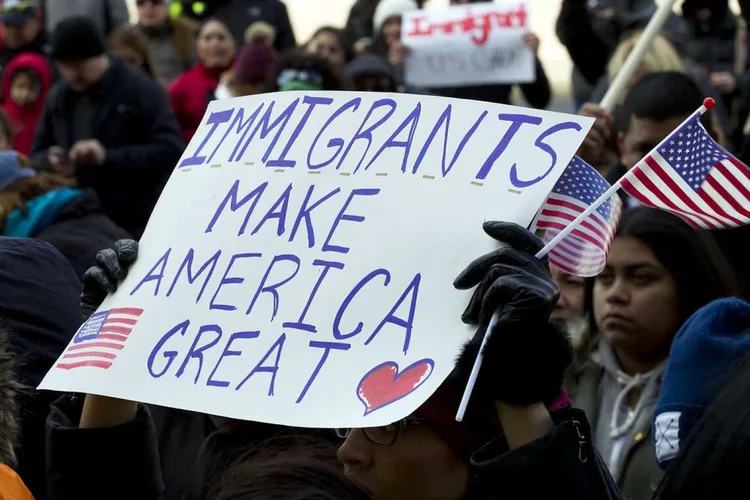 القضاء الأمريكي يعلق برنامجا لتسوية وضعية المهاجرين غير القانونيين المتزوجين من مواطنين أمريكيين