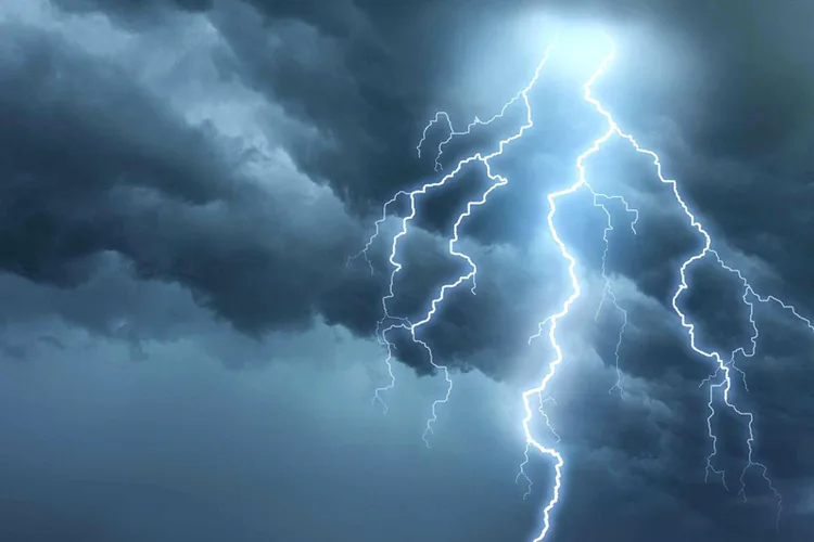 نشرة إنذارية: تساقطات ثلجية وأمطار قوية يومي الخميس والجمعة بالمملكة