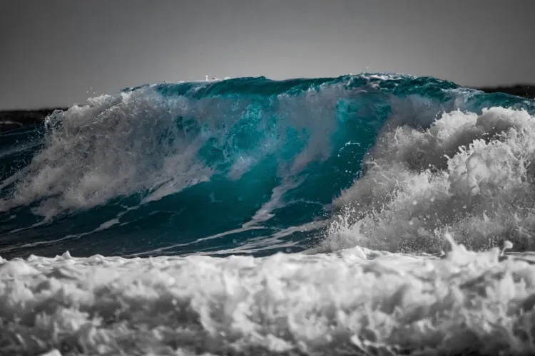 مديرية الأرصاد الجوية: أمواج عاتية مرتقبة ابتداء من يوم الأحد على السواحل الأطلسية بين أصيلة و طرفاية
