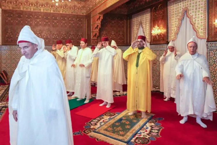 جلالة الملك محمد السادس يُصلي العيد وينحر الأضحية بتطوان
