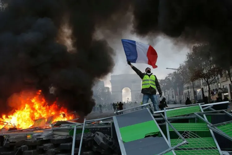 وكالة فيتش للتصنيف الائتماني تخفض درجة فرنسا