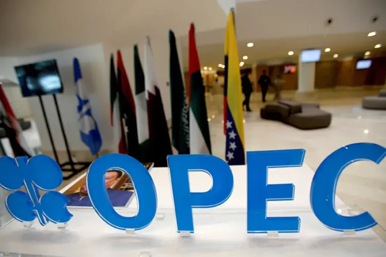 السعودية تؤكد لفرنسا التزامها باتفاق أوبك بلس