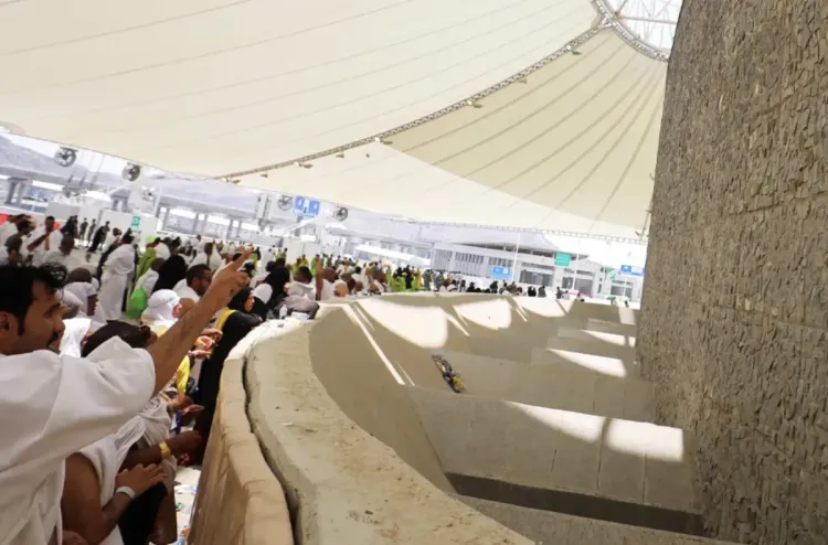 حجاج بيت الله الحرام يستقبلون أول أيام التشريق ويرمون الجمرات الثلاث