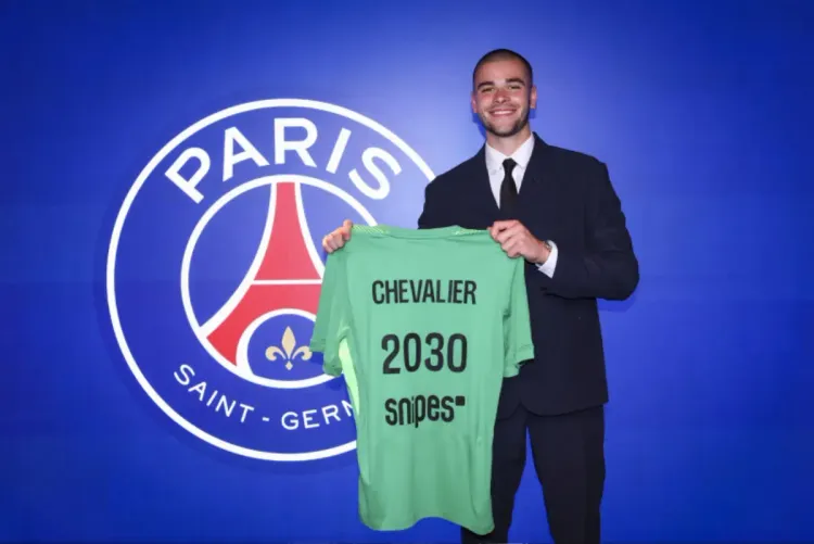 باريس سان جرمان يتعاقد رسميا مع لوكاس شوفالييه