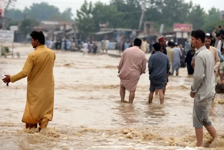 باكستان ..عواصف قوية تتسبب في فيضانات وتودي بحياة 10 أشخاص