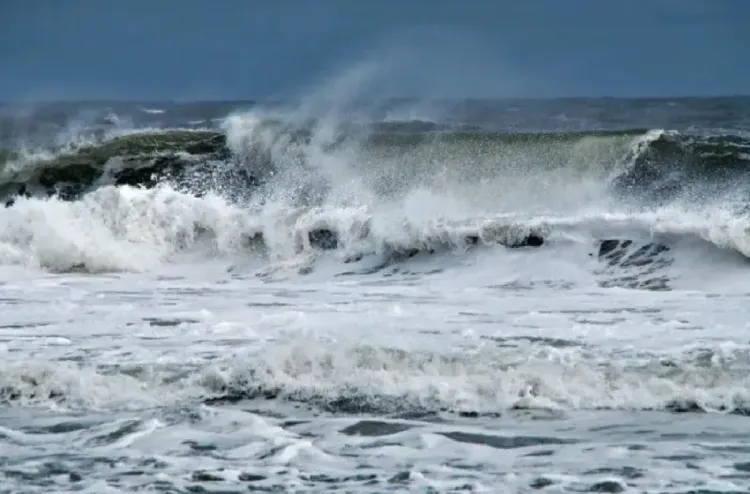 بحر هائج إلى قوي الهيجان مع أمواج عاتية بالسواحل الأطلسية من طنجة إلى أكادير ابتداء من يوم غد الجمعة (بلاغ)