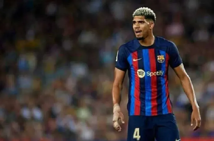 برشلونة يستعيد خدمات مدافعه أراوخو قبل كأس السوبر الإسبانية