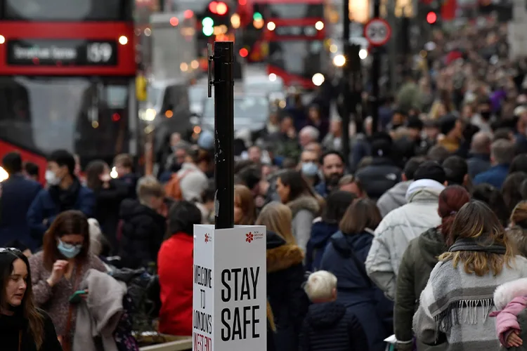 بريطانيا تعلن عن رفع قيود جائحة كوفيد 19