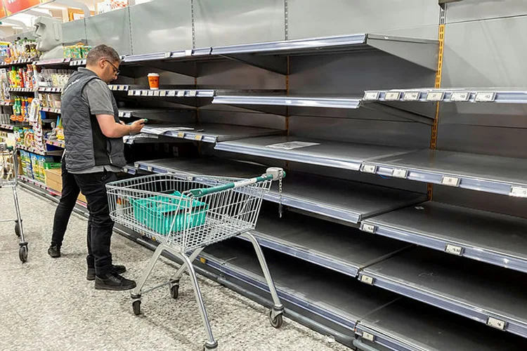 أزمة غذائية في بريطانيا تقيد كمية المشتريات من الفاكهة والخضار